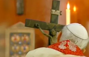 Pope John Paul II holds a crucifix carved by Stanisław Trafalski on Good Friday 2005 Screenshot from TV Trwam.